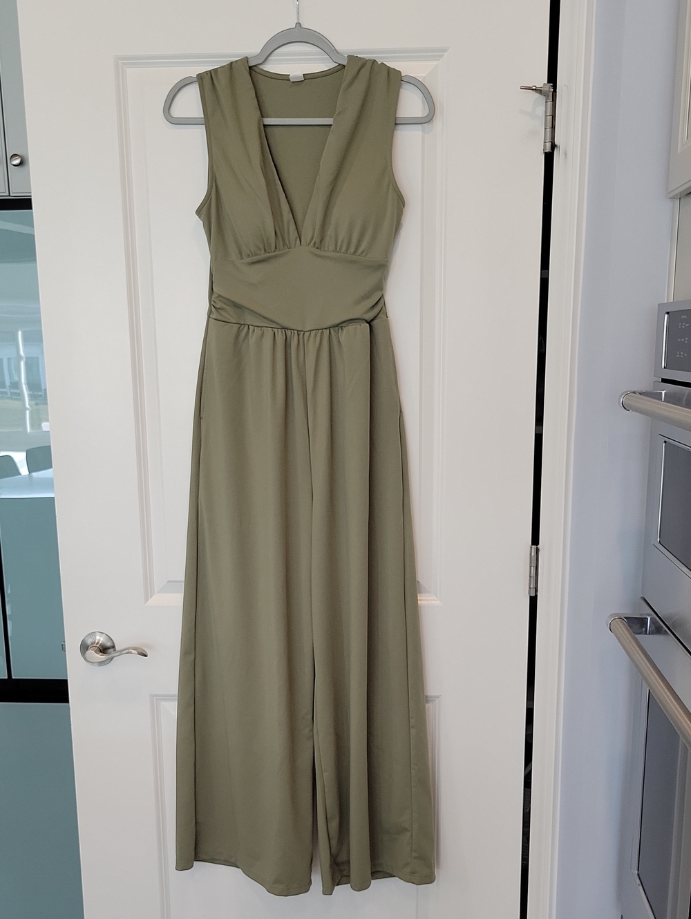Halara V-Neck Sleeveless Ruched Pocket Jumpsuit Easy Peezy Green Small NWOT - Picture 6 of 10